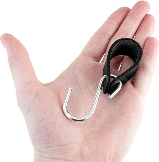 Een zwarte lederen S-haak hanger in een handpalm, met een zilverkleurige metalen haak.