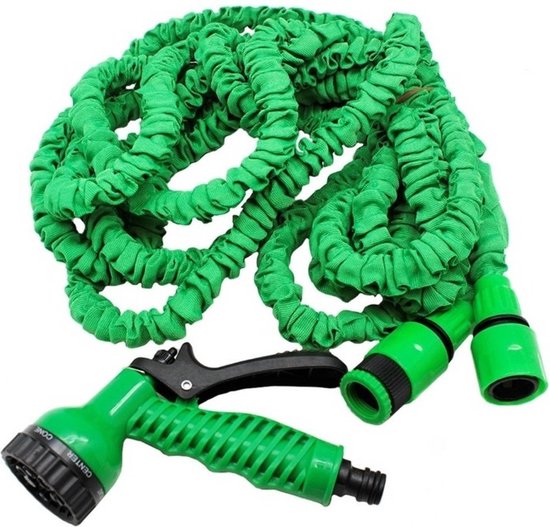 Een groene, flexibele tuinslang met sproeikop en koppelingen.