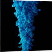 Dibond - Neervallende Blauwe Rook tegen Zwarte Achtergrond - 80x80 cm Foto op Aluminium (Wanddecoratie van metaal)