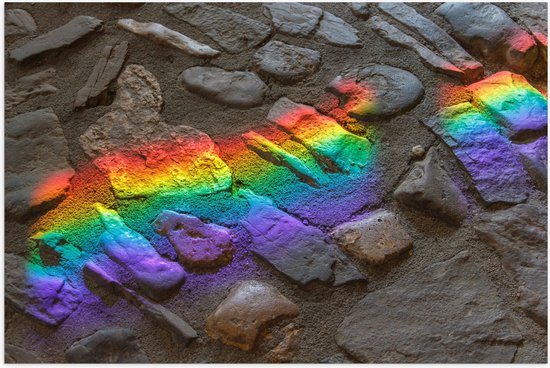 Poster Glanzend – Regenboog Lichtstralen op Stenen - 60x40 cm Foto op Posterpapier met Glanzende Afwerking