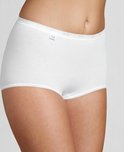 Witte Sloggi dames maxi slip met kanten tailleband en beenopeningen.