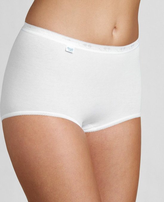 Witte Sloggi dames maxi slip met kanten tailleband en beenopeningen.