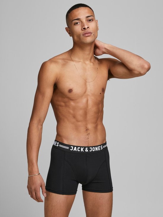 Zwarte boxer met witte 'JACK & JONES' band, model raakt nek aan.