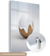 MuchoWow® Glasschilderij 90x120 cm - Schilderij acrylglas - Wit geverfd ei - Foto op glas - Schilderijen