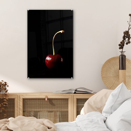 Photo sombre d'une cerise solitaire sur fond noir Plexiglas 40x60 cm - Tirage photo sur Glas (décoration murale en plexiglas)