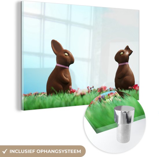 MuchoWow® Glasschilderij 150x100 cm - Schilderij acrylglas - Twee chocoladepaashazen bij Pasen op een lichtblauwe achtergrond - Foto op glas - Schilderijen