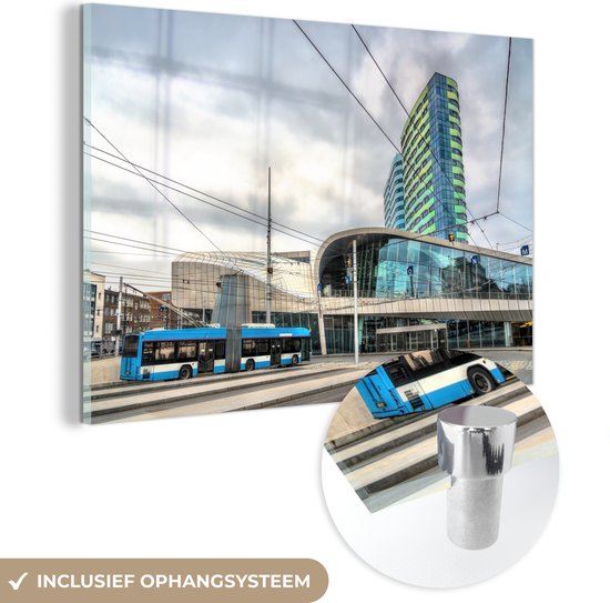 MuchoWow® Glasschilderij 90x60 cm - Schilderij acrylglas - Bus - Station - Arnhem - Foto op glas - Schilderijen