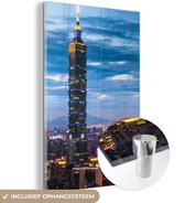 MuchoWow® Glasschilderij 20x30 cm - Schilderij acrylglas - De Taipei 101 met uitzicht over een gedeelte van de Aziatische stad - Foto op glas - Schilderijen