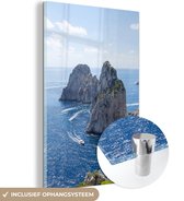 MuchoWow® Glasschilderij 60x90 cm - Schilderij acrylglas - Mooie rotsformatie in de zee van Capri in Italië - Foto op glas - Schilderijen