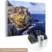 MuchoWow® Glasschilderij 90x60 cm - Schilderij acrylglas - Cinque Terre verlicht tijdens de schemering in Italië - Foto op glas - Schilderijen