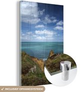 MuchoWow® Glasschilderij 20x30 cm - Schilderij acrylglas - Uitzicht over de zee vanaf de rotsen van Pointe Du Hoc bij in Frankrijk - Foto op glas - Schilderijen