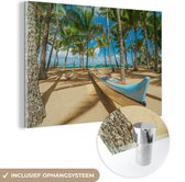 MuchoWow® Glasschilderij 30x20 cm - Schilderij acrylglas - Boot tussen de palmbomen op het strand van Maui - Foto op glas - Schilderijen