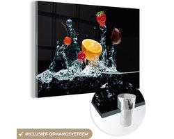 MuchoWow® Glasschilderij 90x60 cm - Schilderij acrylglas - Water - Fruit - Sinaasappel - Aardbei - Kers - Zwart - Foto op glas - Schilderijen