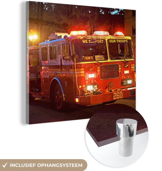 MuchoWow® Glasschilderij 20x20 cm - Schilderij acrylglas - Brandweerwagens van New York City - Foto op glas - Schilderijen
