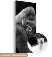 MuchoWow® Glasschilderij 40x80 cm - Schilderij acrylglas - Een schitterende Gorilla kijkt naar beneden - Foto op glas - Schilderijen