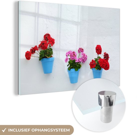 MuchoWow® Glasschilderij 90x60 cm - Schilderij acrylglas - Blauwe potten met geranium bloemen - Foto op glas - Schilderijen