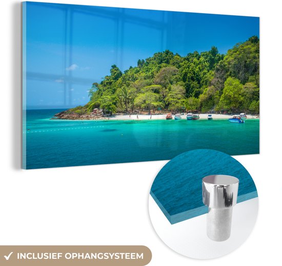 MuchoWow® Glasschilderij 120x60 cm - Schilderij acrylglas - Een hagelwit strand onder een blauwe lucht in Ko Chang - Foto op glas - Schilderijen