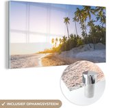 MuchoWow® Glasschilderij 80x40 cm - Schilderij acrylglas - Palmbomen op het strand tijdens de zonsopkomst - Foto op glas - Schilderijen