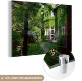 MuchoWow® Glasschilderij 90x60 cm - Schilderij acrylglas - Een huis bedekt met klimop - Foto op glas - Schilderijen