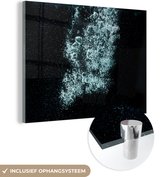MuchoWow® Glasschilderij 80x60 cm - Schilderij acrylglas - Bellen - Water - Zwart - Foto op glas - Schilderijen