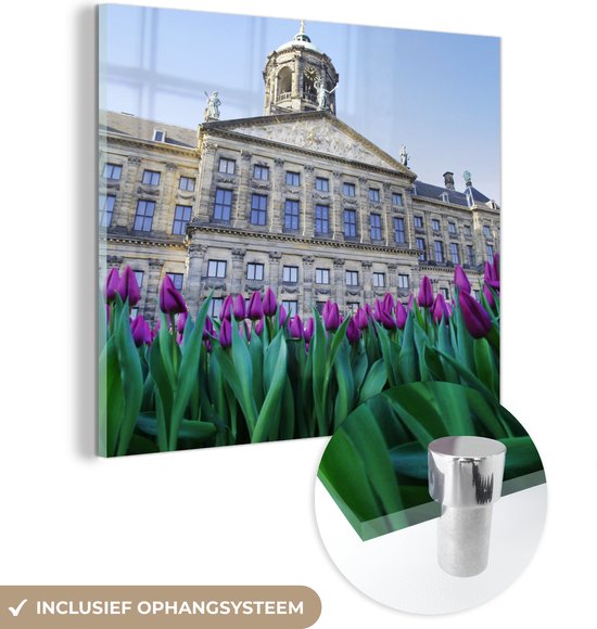 MuchoWow® Glasschilderij 90x90 cm - Schilderij acrylglas - Tulpen groeien voor het paleis op de Dam - Amsterdam - Foto op glas - Schilderijen