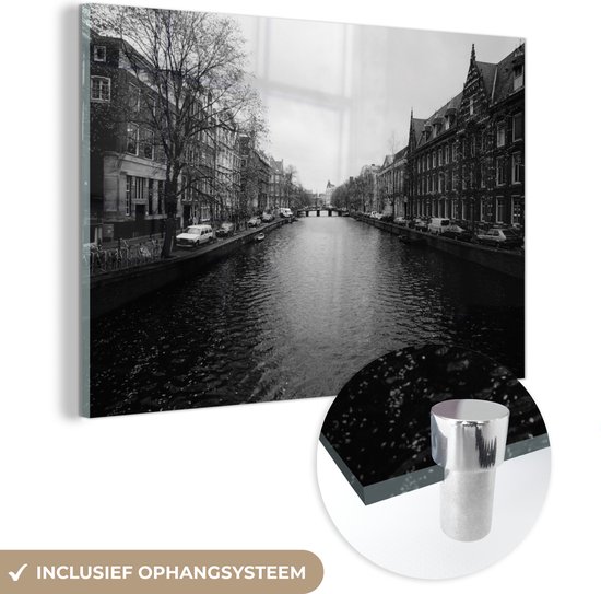 MuchoWow® Glasschilderij 180x120 cm - Schilderij acrylglas - Gracht in Amsterdam - Zwart - Wit - Foto op glas - Schilderijen