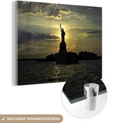MuchoWow® Glasschilderij 160x120 cm - Schilderij acrylglas - Silhouet van het Amerikaanse Vrijheidsbeeld in New York - Foto op glas - Schilderijen
