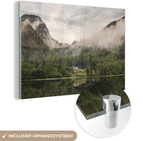 MuchoWow® Glasschilderij 90x60 cm - Schilderij acrylglas - Noorse boerderij tussen bomen - Foto op glas - Schilderijen