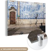 MuchoWow® Glasschilderij 120x80 cm - Schilderij acrylglas - Toerist loopt door de straten van de havenstad Porto, Portugal - Foto op glas - Schilderijen