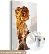 MuchoWow® Glasschilderij 60x90 cm - Schilderij acrylglas - Abstracte afbeelding van een vrouw gevormd door straat verlichting - Foto op glas - Schilderijen
