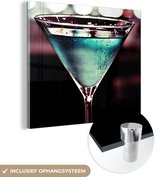MuchoWow® Glasschilderij 50x50 cm - Schilderij acrylglas - Blauwe martini drank in retro kleuren - Foto op glas - Schilderijen