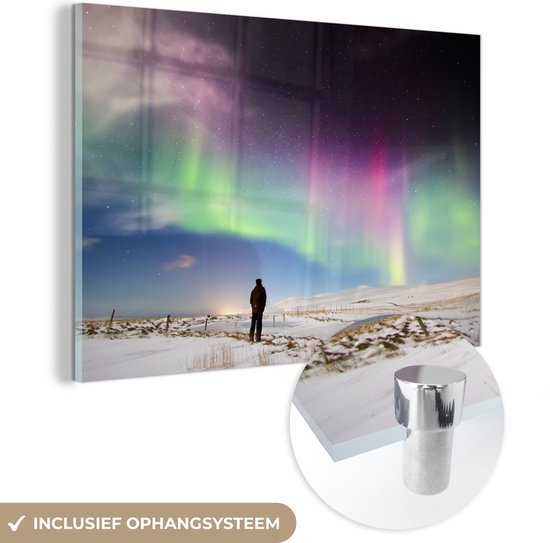 MuchoWow® Glasschilderij 30x20 cm - Schilderij acrylglas - Een man kijkt naar poollicht in het noorden van IJsland - Foto op glas - Schilderijen