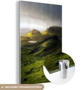 MuchoWow® Glasschilderij 20x30 cm - Schilderij acrylglas - Groene gebergtes bij een Schots landschap - Foto op glas - Schilderijen