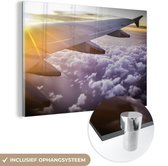 MuchoWow® Glasschilderij 150x100 cm - Schilderij acrylglas - Zonnestralen langs een vliegtuig - Foto op glas - Schilderijen