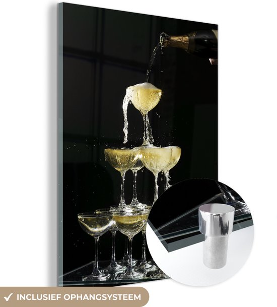 MuchoWow® Glasschilderij 90x120 cm - Schilderij acrylglas - Dure drank schenken over opgestapelde glazen - Foto op glas - Schilderijen