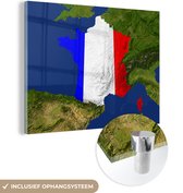 MuchoWow® Glasschilderij 160x120 cm - Schilderij acrylglas - Satellietbeeld van Frankrijk met de vlag van het land - Foto op glas - Schilderijen