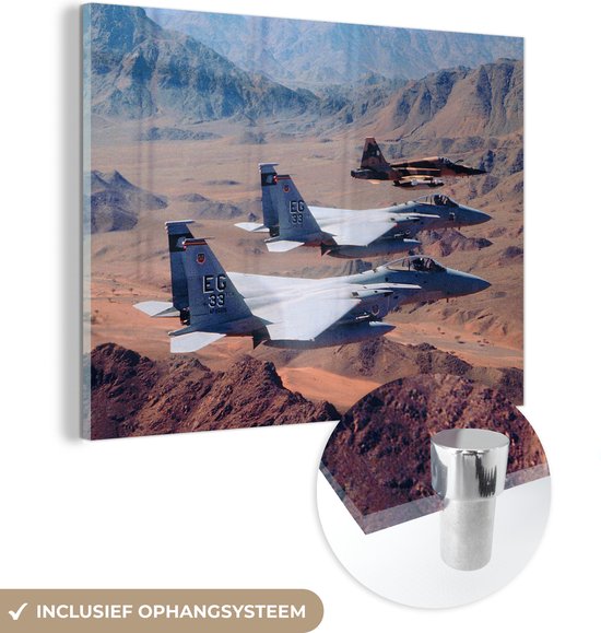 MuchoWow® Glasschilderij 40x30 cm - Schilderij acrylglas - Militaire vliegtuigen vliegen boven de woestijn - Foto op glas - Schilderijen
