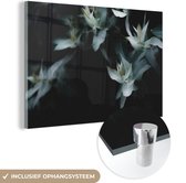 MuchoWow® Glasschilderij 60x40 cm - Schilderij acrylglas - Eucalyptustakken op een donkere achtergrond - Foto op glas - Schilderijen