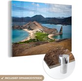 MuchoWow® Glasschilderij 120x80 cm - Schilderij acrylglas - Een bergachtig landschap bij de kust van Galapagoseilanden - Foto op glas - Schilderijen