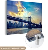 MuchoWow® Glasschilderij 80x60 cm - Schilderij acrylglas - Zonnestralen op de Amerikaanse Brooklyn Bridge - Foto op glas - Schilderijen