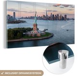 MuchoWow® Glasschilderij 40x20 cm - Schilderij acrylglas - New York - Vrijheidsbeeld - Skyline - Foto op glas - Schilderijen