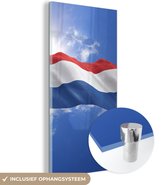 MuchoWow® Glasschilderij 40x80 cm - Schilderij acrylglas - De vlag van Nederland wappert in de lucht - Foto op glas - Schilderijen