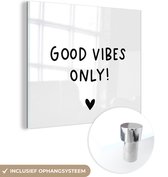 MuchoWow® Peinture sur verre 90x90 cm - Peinture sur verre - Citation anglaise "Good vibes only!" avec un coeur sur fond blanc - Photo sur verre acrylique - Peintures