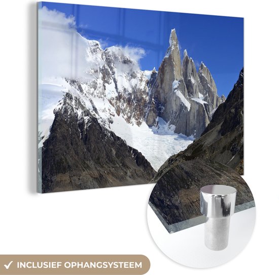 MuchoWow® Glasschilderij 120x80 cm - Schilderij acrylglas - Het wondermooie besneeuwde berglandschap van de Cerro Chaltén in Zuid Amerika - Foto op glas - Schilderijen