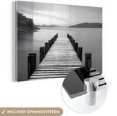 MuchoWow® Glasschilderij 60x40 cm - Schilderij acrylglas - Uitzicht vanaf een houten steiger op het Loch Lomond in Schotland - zwart wit - Foto op glas - Schilderijen