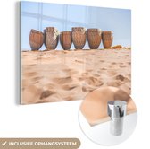 MuchoWow® Glasschilderij 30x20 cm - Schilderij acrylglas - Traditionele trommels van Marokko staan in een rij bij de Erg Chebbi in Marokko - Foto op glas - Schilderijen