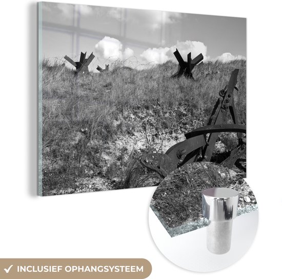 MuchoWow® Glasschilderij 150x100 cm - Schilderij acrylglas - Franse duinen van Omaha Beach bij Stranden van D-Day in Europa - zwart wit - Foto op glas - Schilderijen