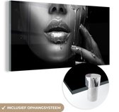 MuchoWow® Glasschilderij 160x80 cm - Schilderij acrylglas - Goud - Vrouw - Verf - zwart wit - Foto op glas - Schilderijen