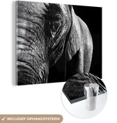 MuchoWow® Glasschilderij 40x30 cm - Schilderij acrylglas - Close-up van een olifant op een donkere achtergrond - zwart wit - Foto op glas - Schilderijen