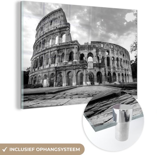 MuchoWow® Glasschilderij 120x80 cm - Schilderij acrylglas - Verlichte Colosseum in Rome - zwart wit - Foto op glas - Schilderijen